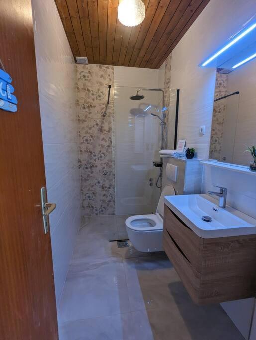Zeezicht Appartement 50M From Beach Srima Ngoại thất bức ảnh