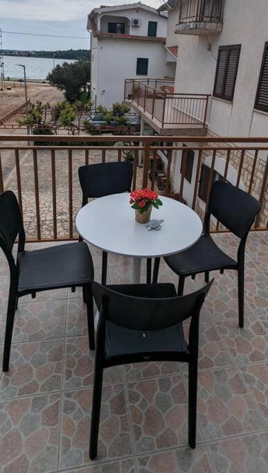 Zeezicht Appartement 50M From Beach Srima Ngoại thất bức ảnh